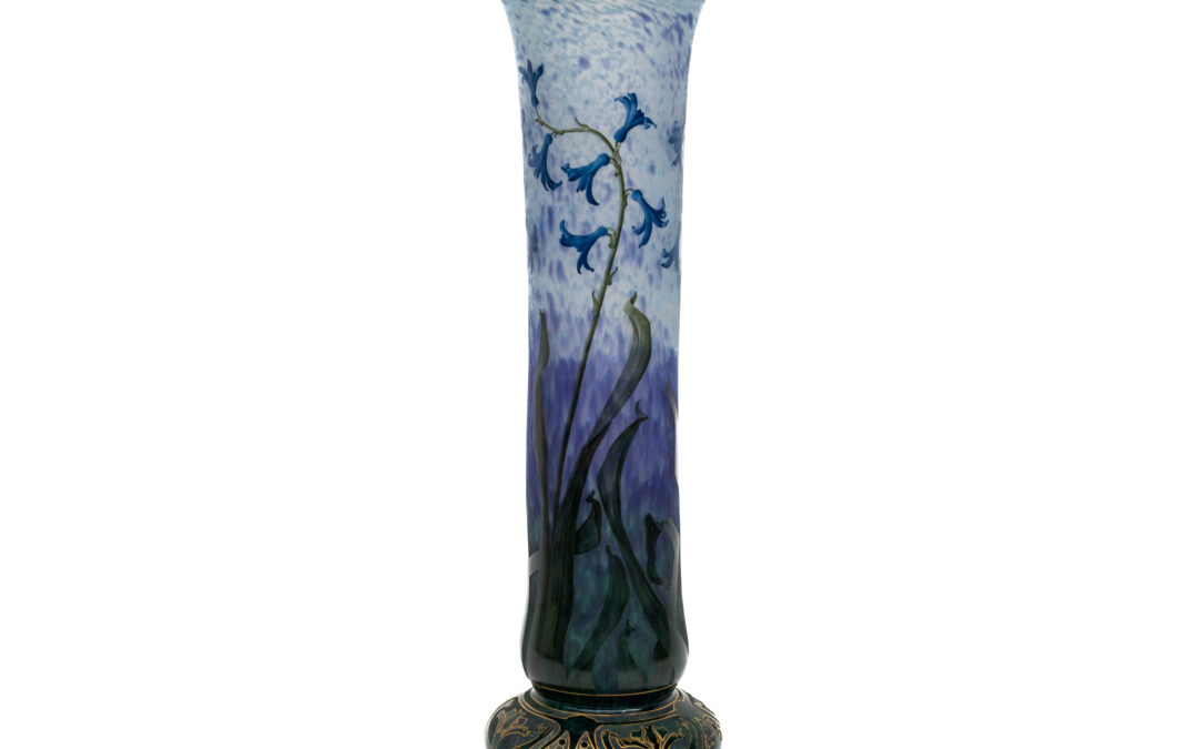 Daum Nancy – Tall monumental vase in Hyacinthus decor