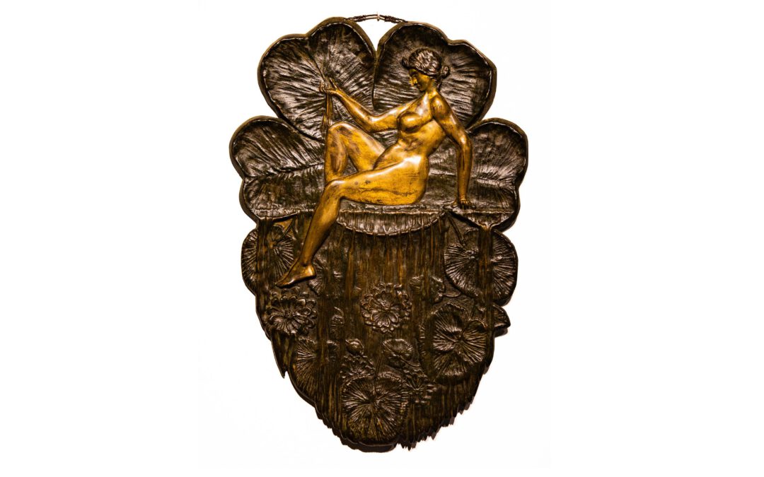 Art Nouveau bronzen plaquette – gesigneerd en gedateerd “1900”