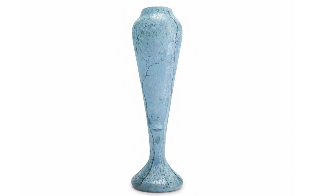 Daum Nancy – Tall rare early Art Nouveau vase executed in “Cygnes (swans)” motif – Circa 1892