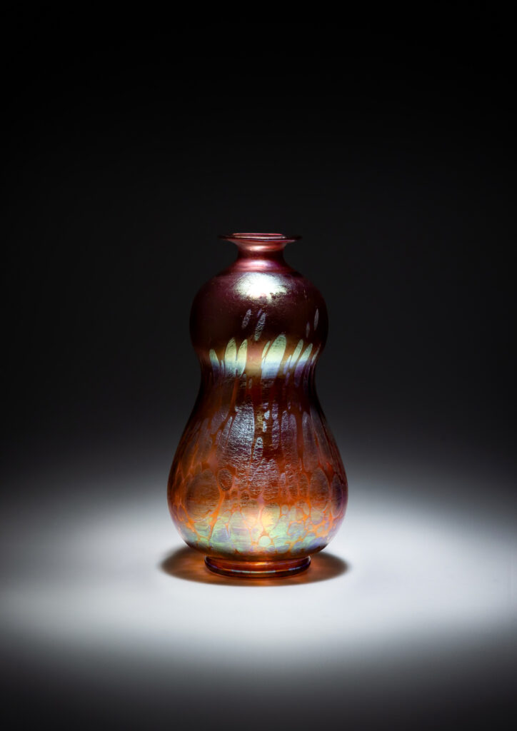 Large Loetz vase in Phänomen Genre 1/473, pink glass with iridescent spots and silver sheen, ca. 1901/1902