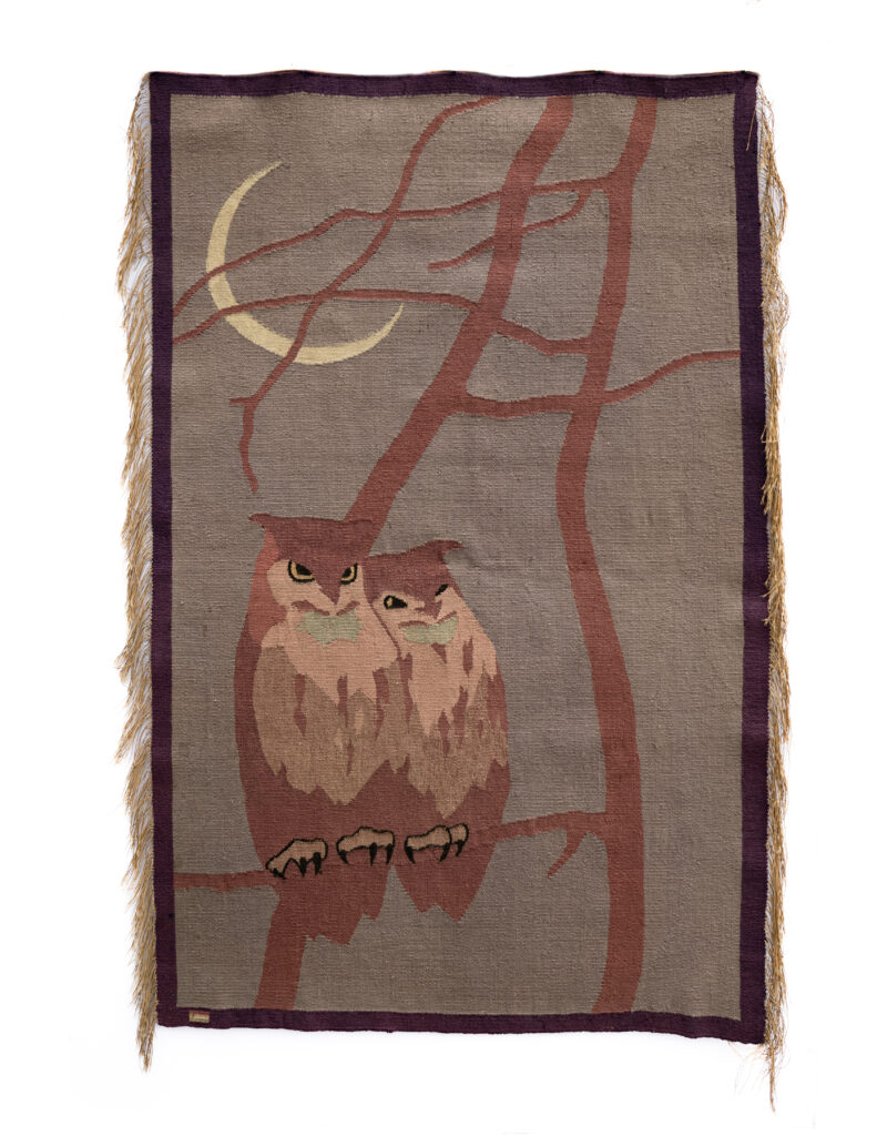 Jugendstil wandtapijt met twee uilen zittend op een tak onder een wassende maan, uitgevoerd in warme tinten bruin, oker en rood, met een paarse rand; ontwerp toegeschreven aan Otto Ubbelohde, rond 1900.