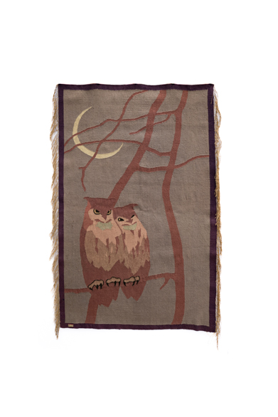 Jugendstil wandtapijt met twee uilen zittend op een tak onder een wassende maan, uitgevoerd in warme tinten bruin, oker en rood, met een paarse rand; ontwerp toegeschreven aan Otto Ubbelohde, rond 1900.